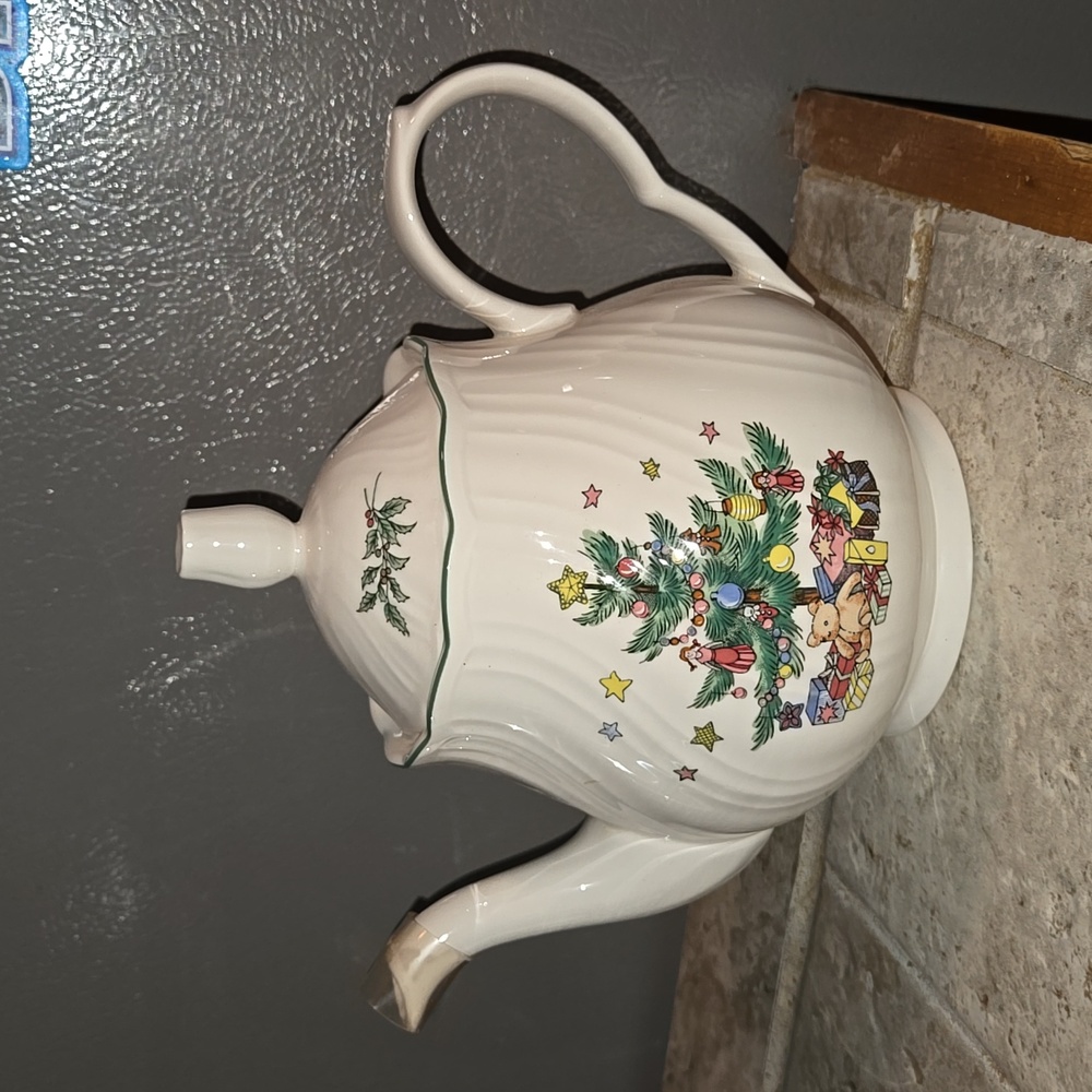 Nikko Happy Holidays Tea Pot Excellent Condition No Cracks, Chips, or Stains!